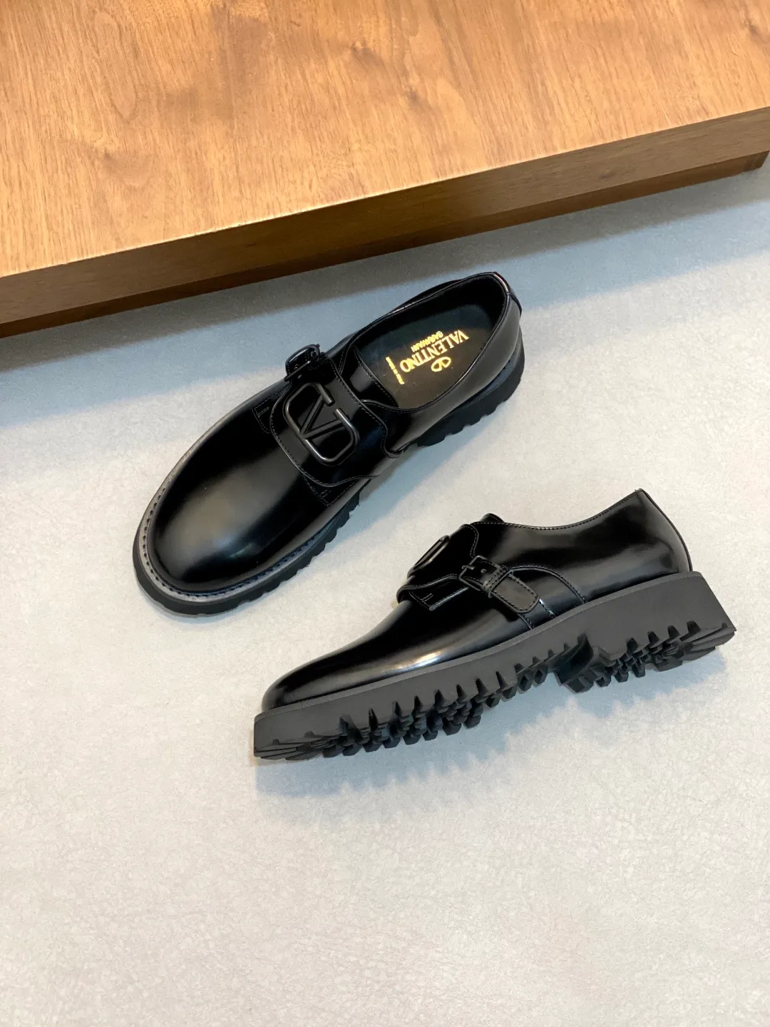 Men's shoes 💰740 VALENTINO Valentino's new men's fashionable casual leather shoes. These leather shoes are made of imported cowhide leather uppers, dyed calfskin lining and calfskin insoles. The upper foot is soft, comfortable and breathable. Comes with complete packaging in the original box! Visible details and quality. Size: 39-44 (customized at 38.45.46)
